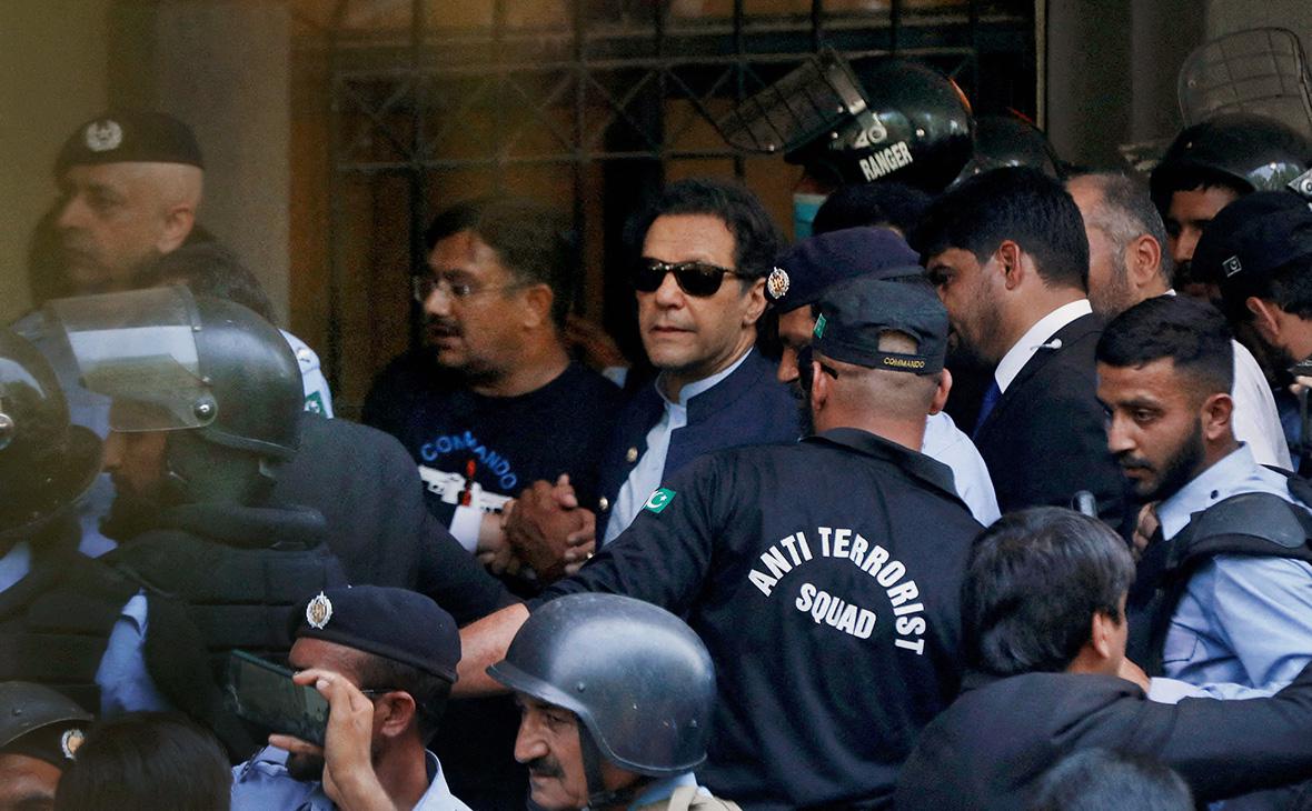 Экс-премьера Пакистана приговорили к трем годам, несмотря на протесты