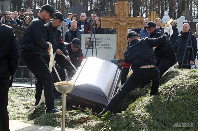 Baza: на могиле военкора Татарского на Троекуровском кладбище нашли дрон