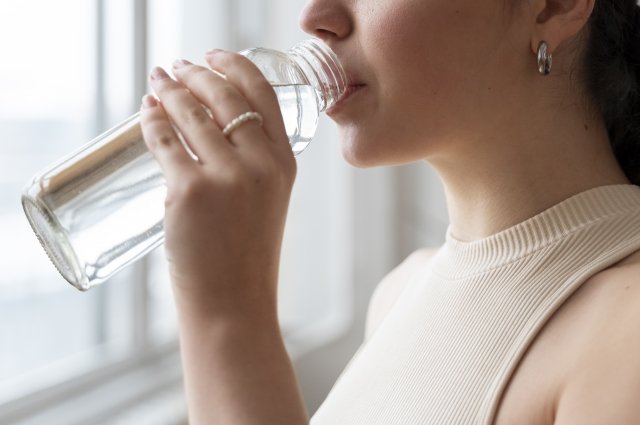 В США женщина умерла, выпив за 20 минут около 2 литров воды