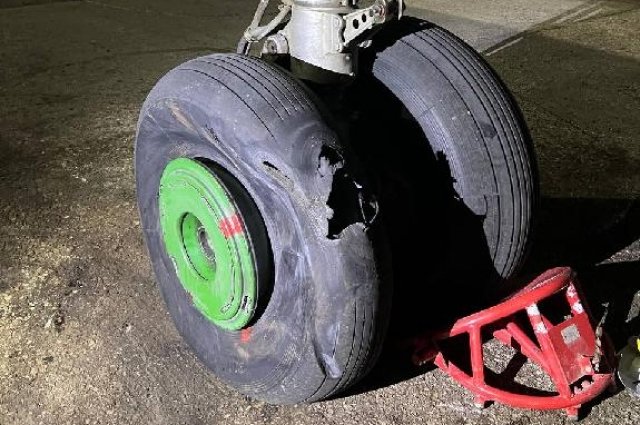 Ан-24 повредил колесо при рулении после посадки в Якутске