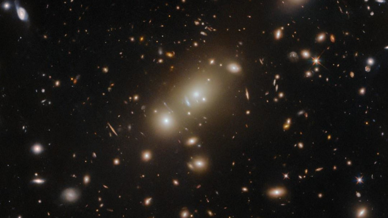 «Хаббл» запечатлел уникальное изображение скопления галактик Абель 3322 через гравитационное линзирование