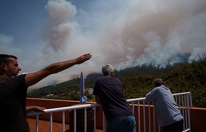 На Тенерифе продолжили эвакуацию жителей из-за лесных пожаров
