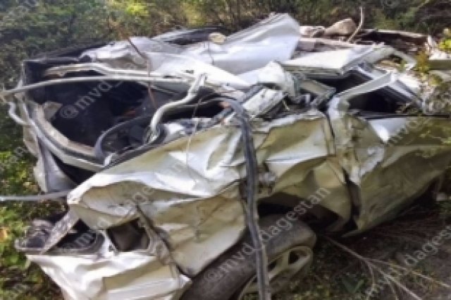 Два человека погибли после падения автомобиля в обрыв в Дагестане