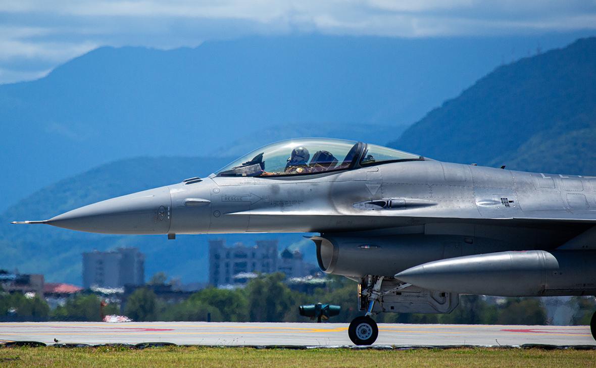 Киев заявил о готовности принять иностранных пилотов для F-16