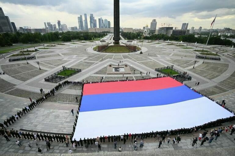 В Москве у Музея Победы развернули самый большой российский триколор