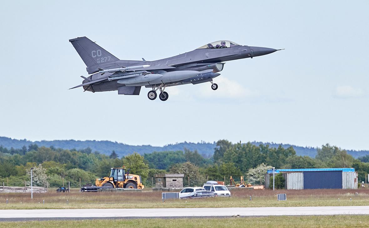 США с сентября сами начнут учить украинцев летать на F-16