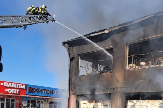 В Пятигорске потушили пожар на рынке «Лира»