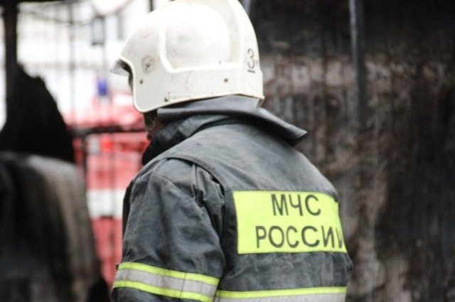 Пожарные потушили огонь на складе пиротехники в Кемерово