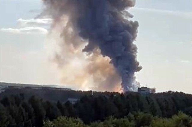 МЧС опубликовало кадры пожара на складе пиротехники в Кемерове
