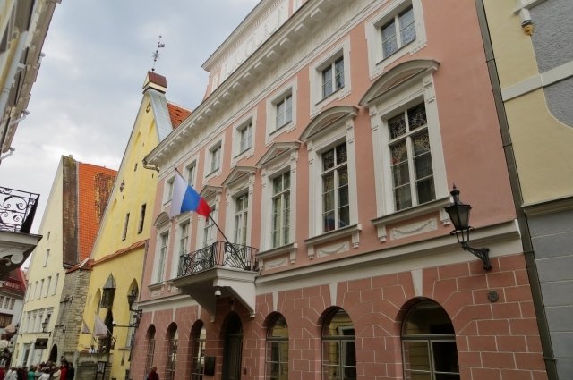 Бабченко оштрафовали за забрасывание яйцами посольства РФ в Эстонии