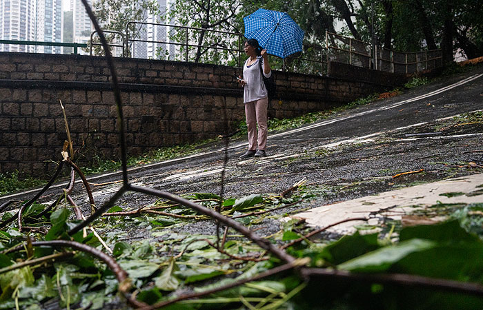 Гонконг избежал серьезного ущерба при прохождении тайфуна "Саола"