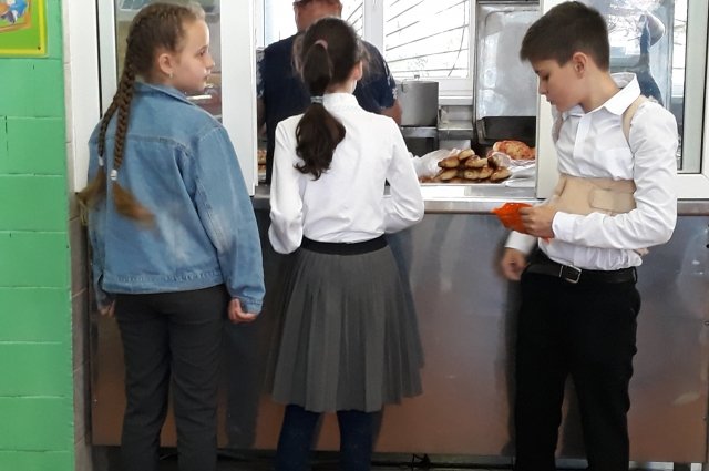В Улан-Удэ ученики обнаружили червей в батончиках из школьной столовой