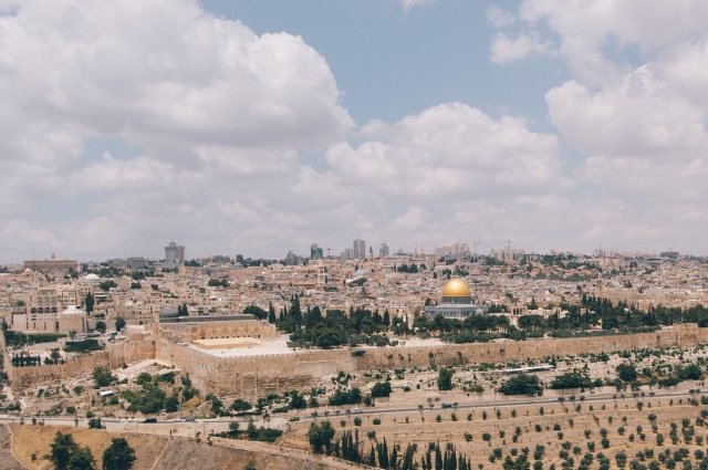 Неизвестный напал на людей с ножом в Иерусалиме