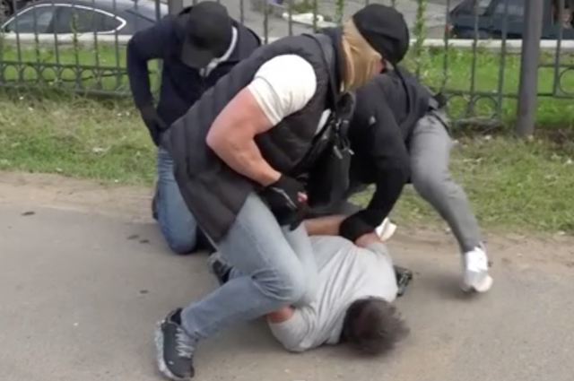 Появилось видео задержания преступников, вывозивших военные запчасти из РФ