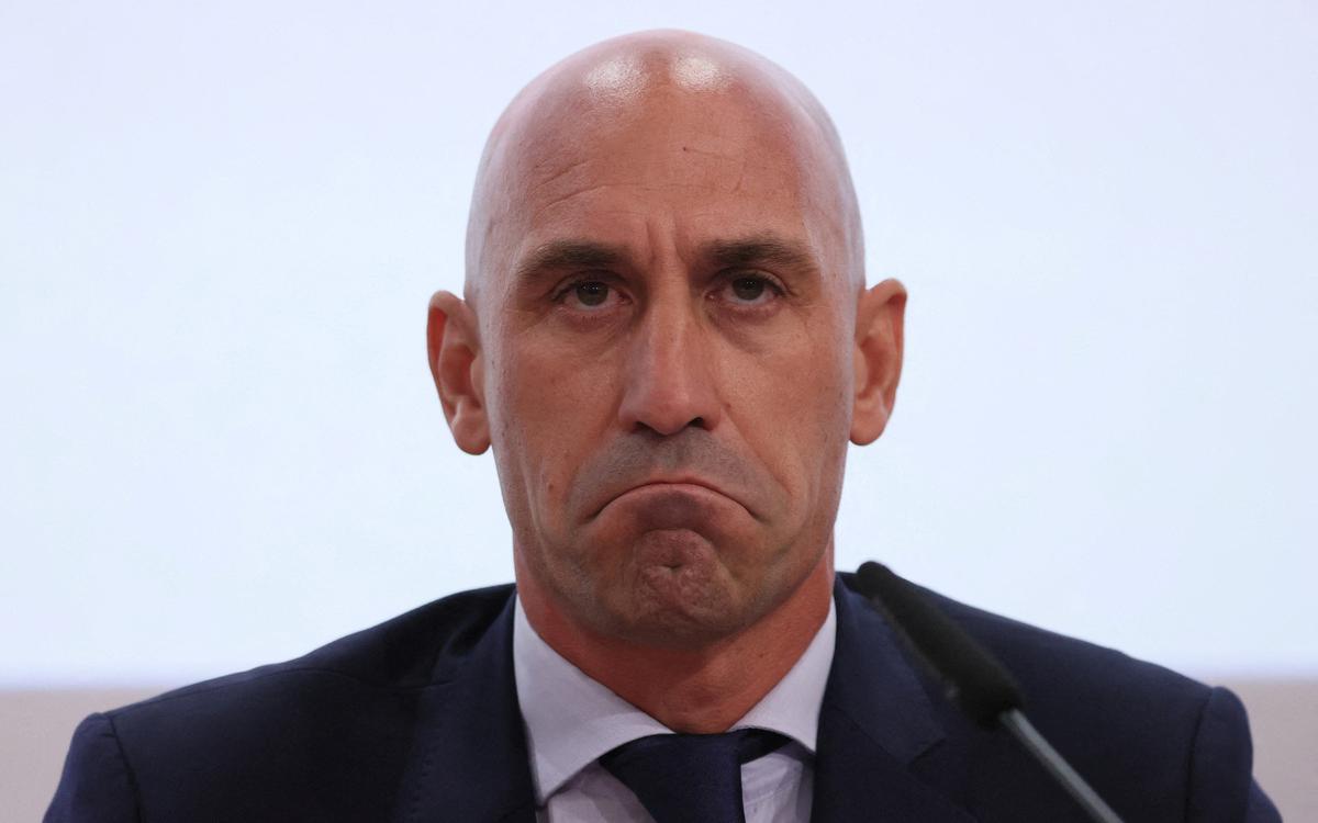 Поцеловавший футболистку глава Федерации футбола Испании подал в отставку