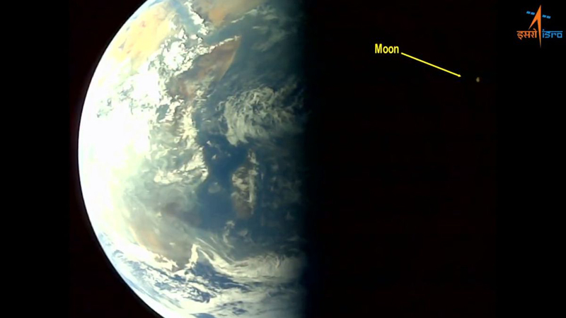 Индийская солнечная обсерватория Aditya-L1 прислала селфи с орбиты, а также фото Земли и Луны