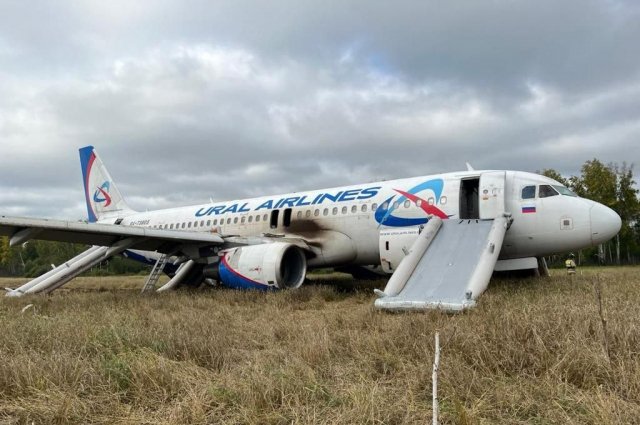 Пилот Сытник раскритиковал действия экипажа севшего в поле самолета