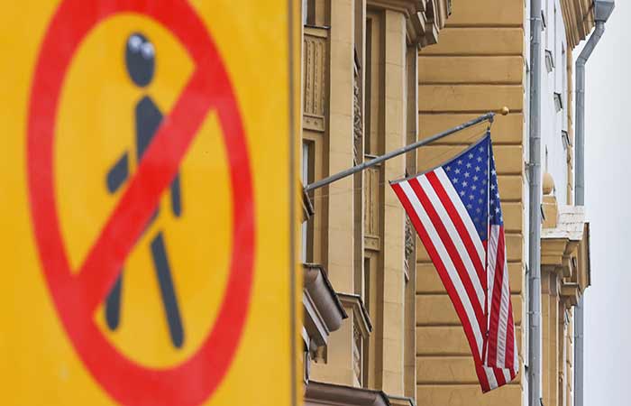 Двух сотрудников посольства США в России объявили персонами нон грата