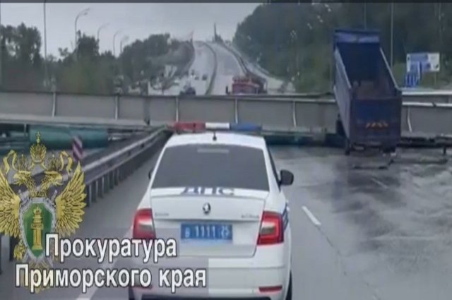 При обрушении виадука во Владивостоке пострадал только водитель грузовика