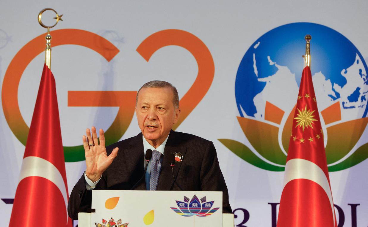 Эрдоган заявил об одинаковом уровне доверия к России и Западу