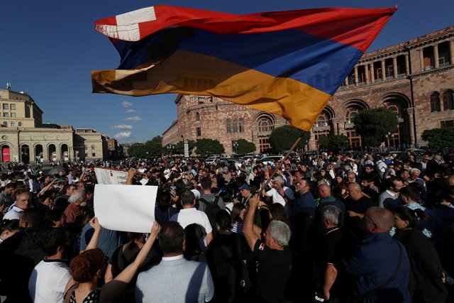 В центре Еревана начались столкновения между демонстрантами и полицейскими
