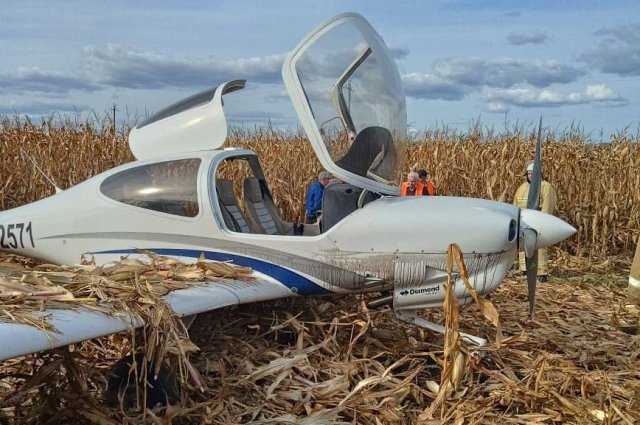 Учебный самолет совершил вынужденную посадку в поле в Оренбургской области