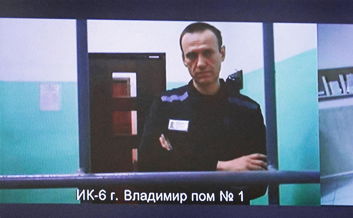 Навальный заявил о переводе на год в единое помещение камерного типа