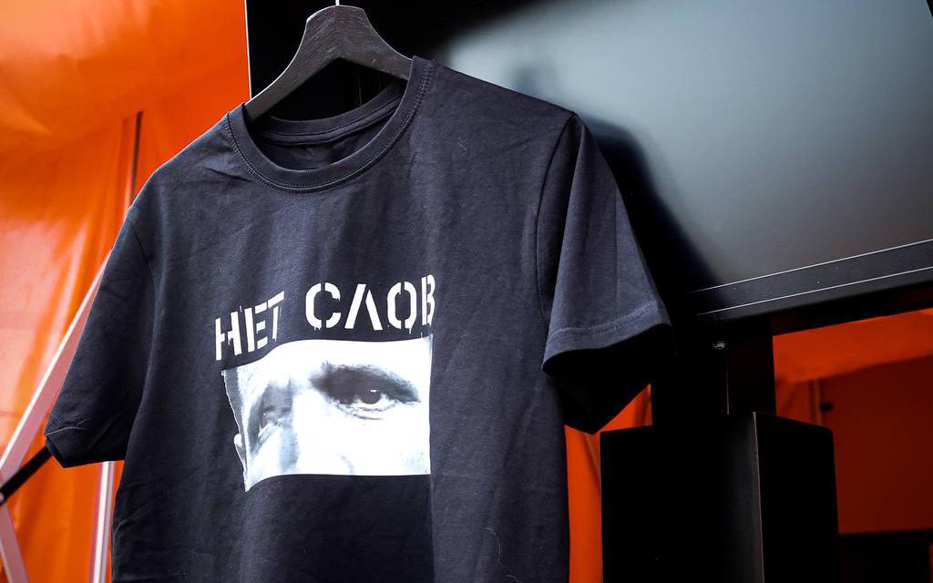 Клуб РПЛ выпустил в продажу футболки с «молчаливым» главным тренером