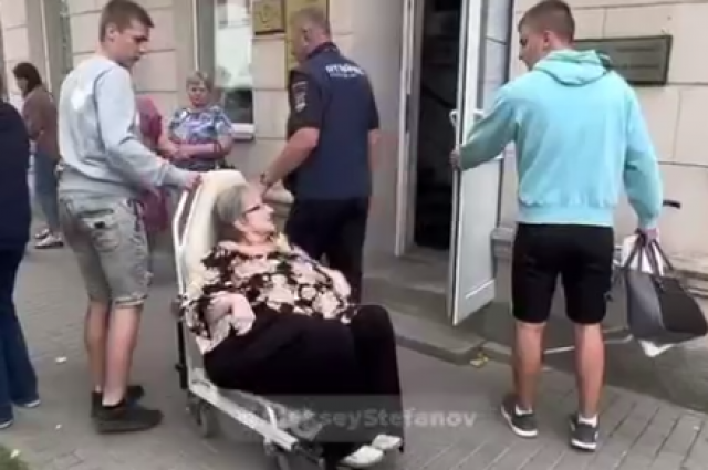 RT: в Латвии пенсионерку-инвалида на руках тащили на языковой экзамен