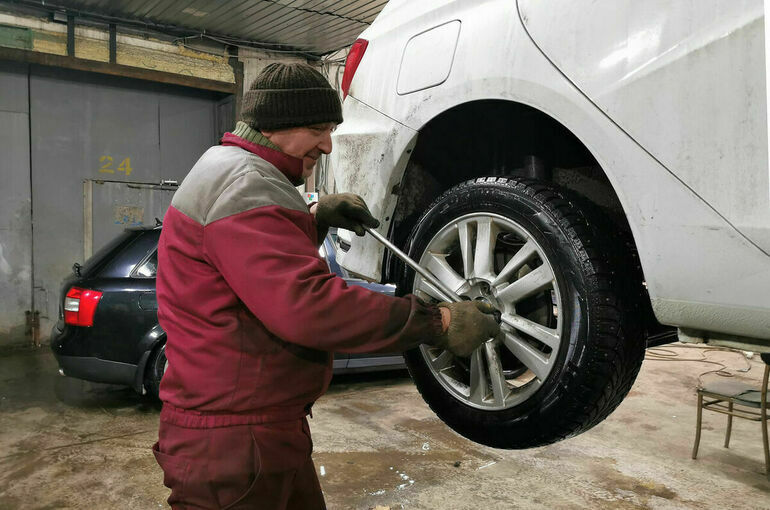 Московским водителям посоветовали не менять шины из-за дождей со снегом