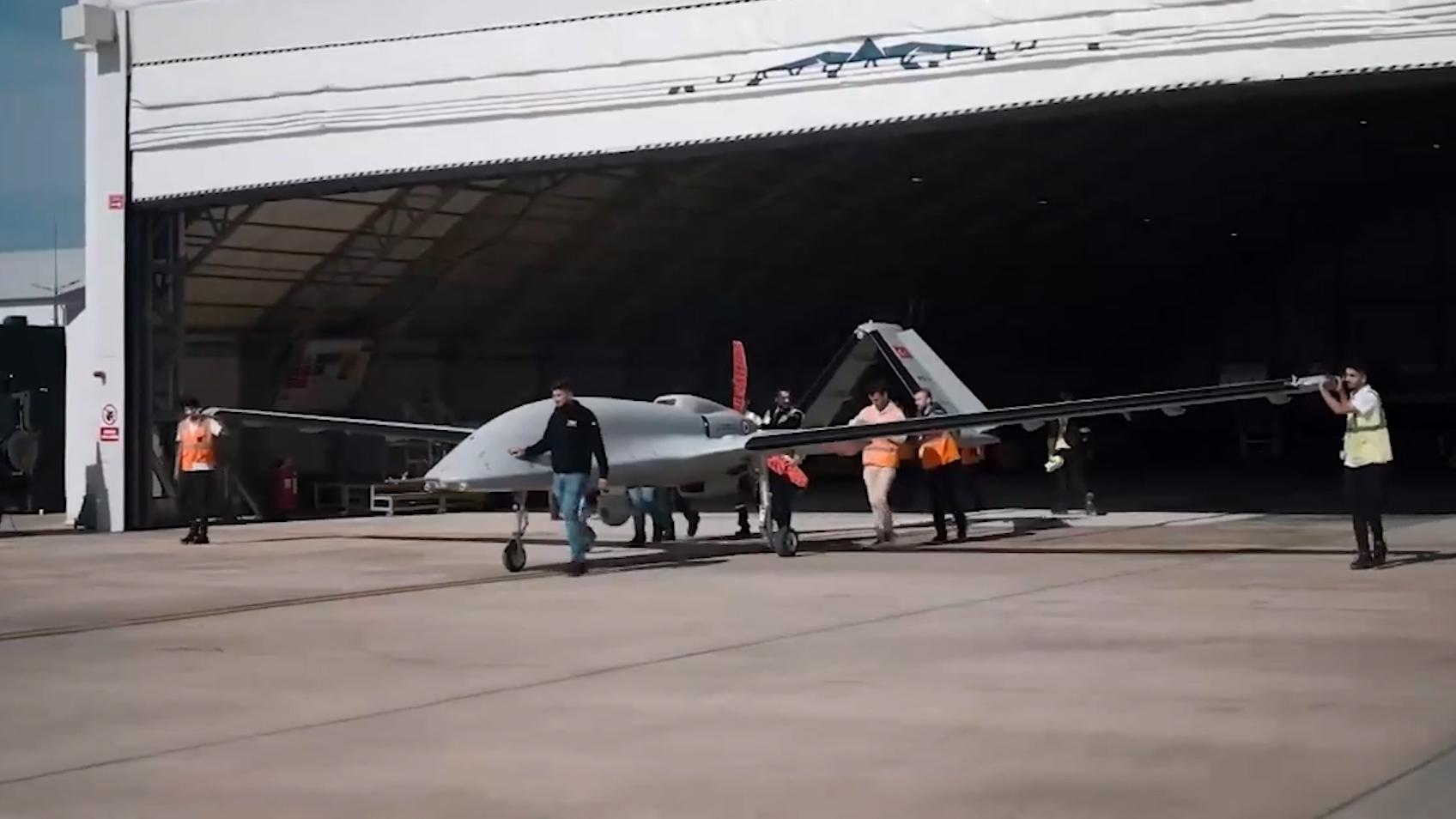 В Турции показали способный взлетать с авианосца дрон Bayraktar TB3