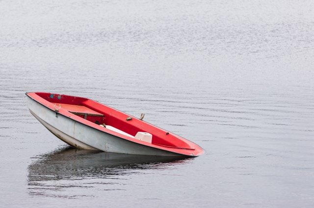 Моторная лодка с четырьмя людьми перевернулась в Ленинградской области