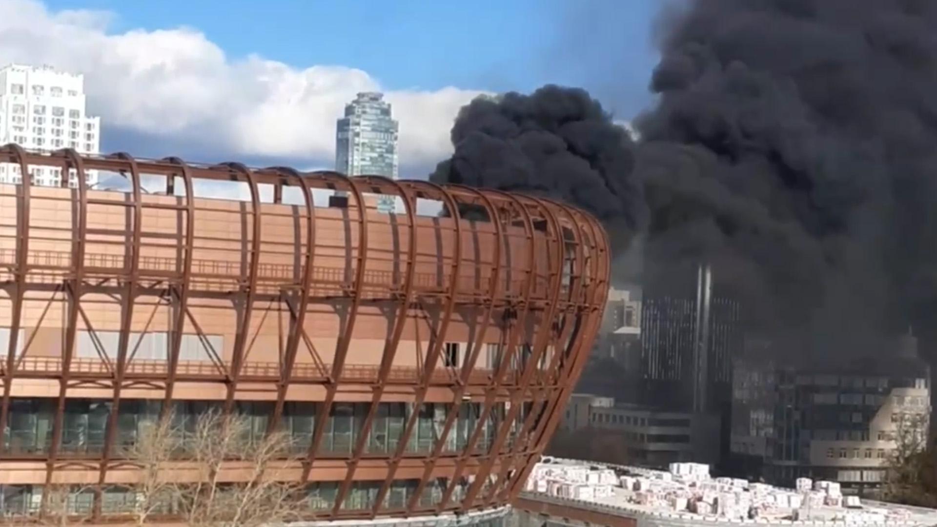 В Екатеринбурге загорелась строящаяся ледовая арена за 23 млрд руб
