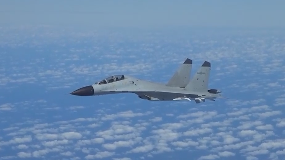 Пентагон показал видео «небезопасных» маневров китайских истребителей