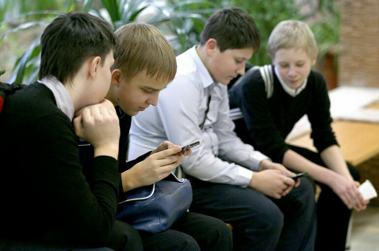 Школьникам хотят разрешить пользоваться телефонами на уроках только для обучения