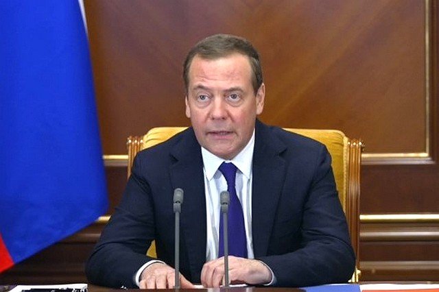Медведев: в этом году контракт с Минобороны заключили 385 тыс. человек
