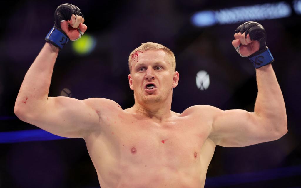 Россиянин сразится за титул UFC после травмы Джона Джонса