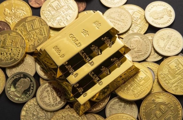 В Москве мошенники выманили у пенсионерки золотые слитки и старинные монеты
