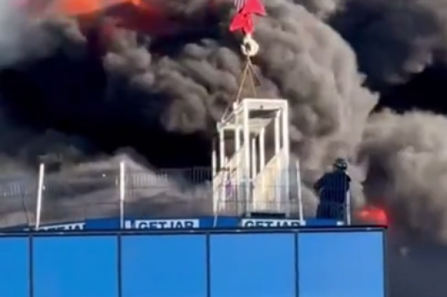 Крановщик спас строителя с крыши горящего 16-этажного здания в Британии