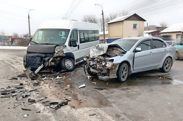 Пять жителей Иркутска пострадали в аварии с участием маршрутки