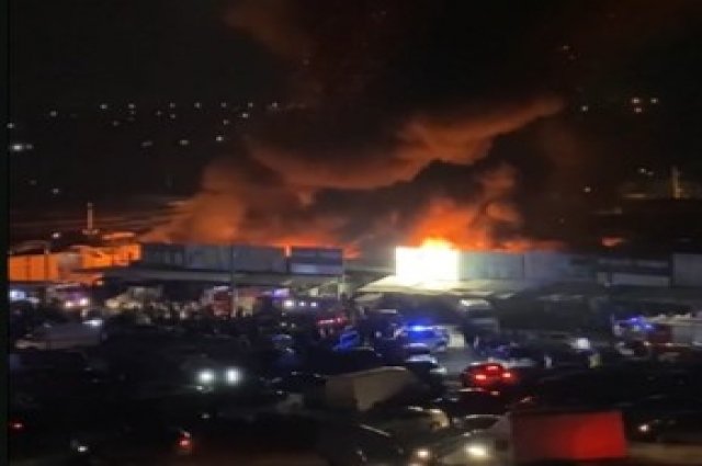Торговые павильоны загорелись на рынке «Темерник» в Ростове-на-Дону