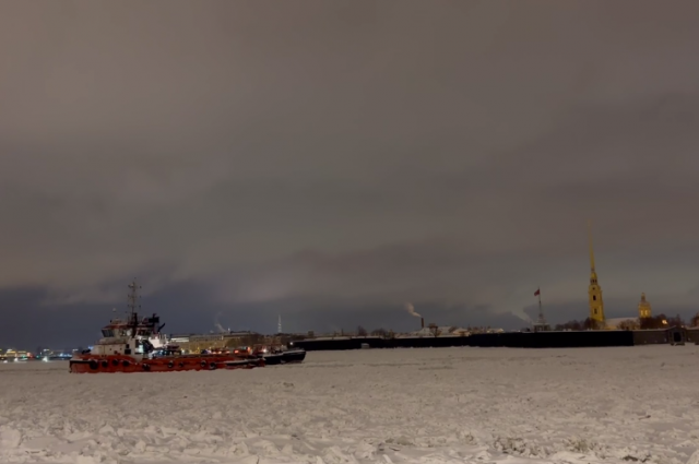В Петербурге удалось вызволить застрявший из-за льда на Неве сухогруз