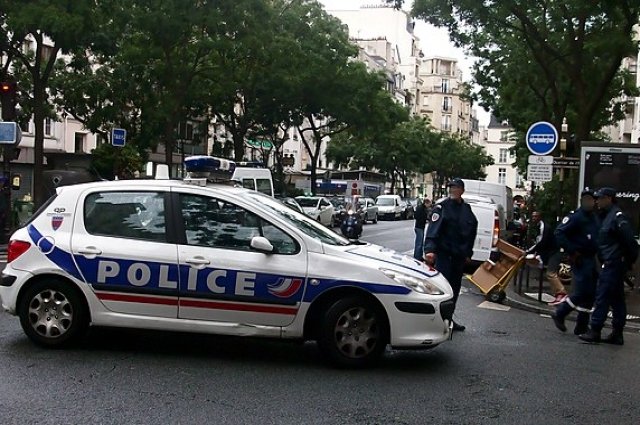 В результате нападения на прохожих в Париже погиб один человек