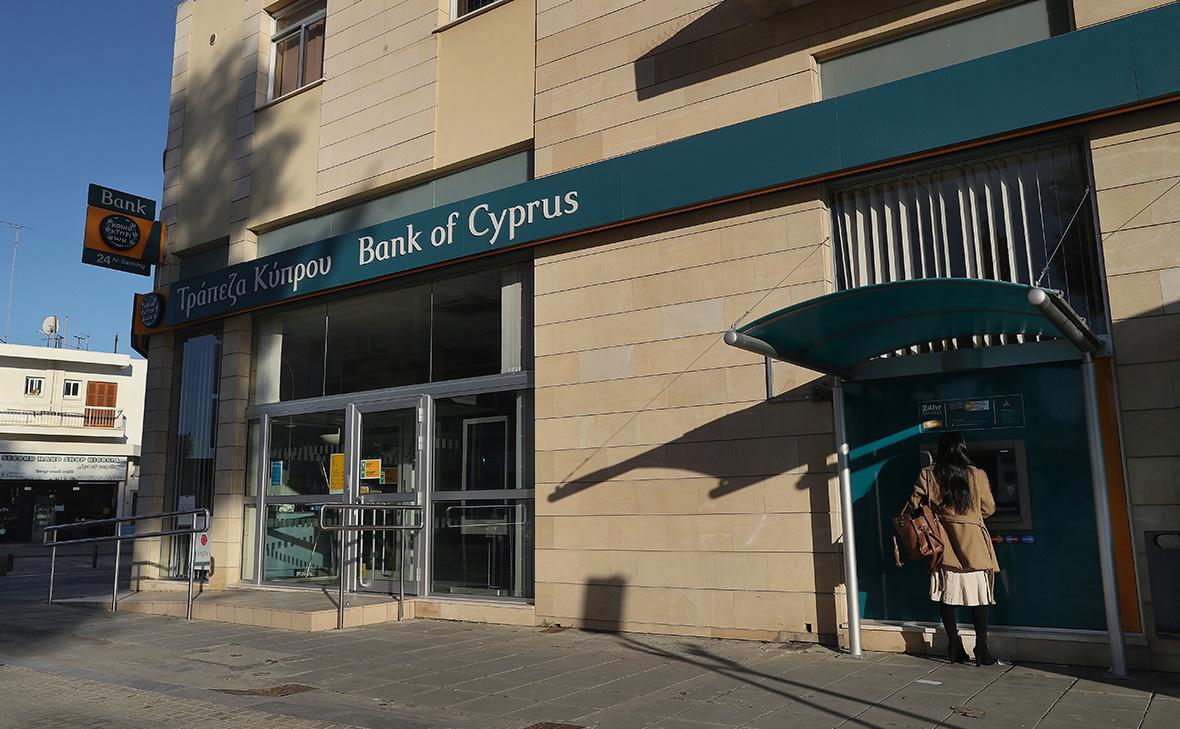 Politis узнала о требовании прекратить операции с рублем в банках Кипра