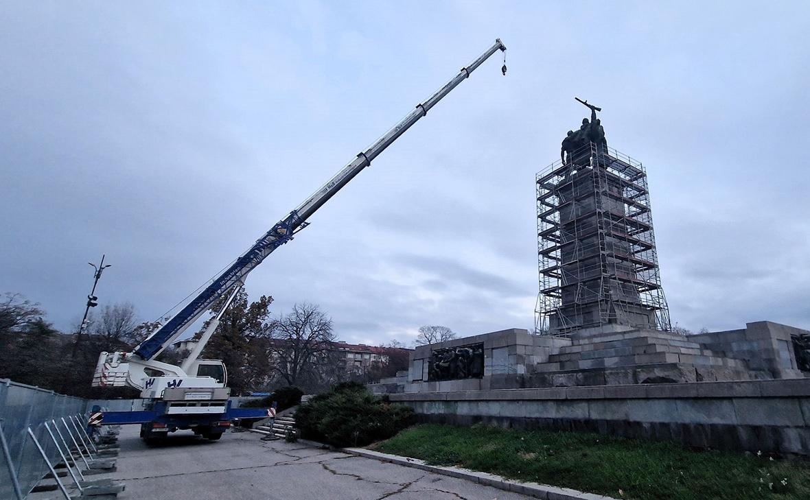 В Болгарии начался снос памятника Советской армии