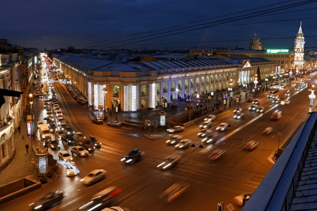 В Санкт-Петербурге загорелся один из корпусов Апраксина двора