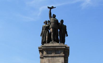 За снос советских памятников европейцев надо давить, для начала — экономически
