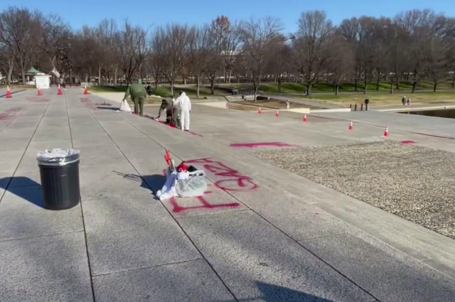 Вандалы исписали краской подступы к мемориалу Линкольна в Вашингтоне