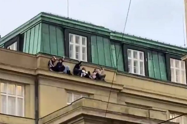 Открывшего стрельбу в Праге мужчину подозревают в убийстве еще двух человек