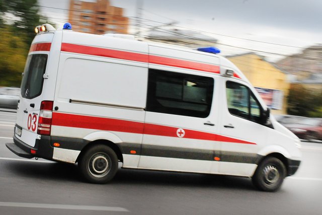 В Москве грузовик насмерть сбил мужчину во время замены колеса